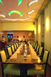 lindgrüne Wände, Bänke und Stühle, wolkenartige Deckenstruktur (Foto: Marikka-Laila Maisel)